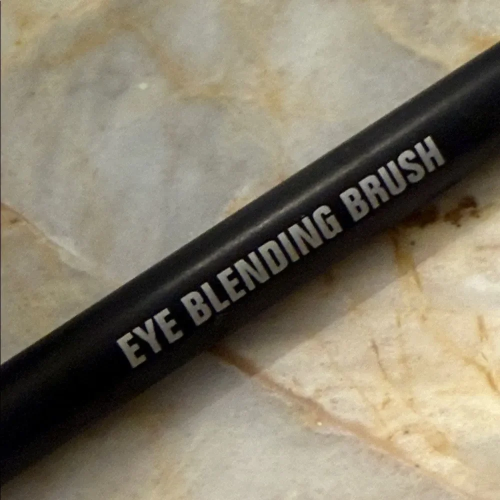 Eye Blending Brush - Black Handle with Blue Bristles